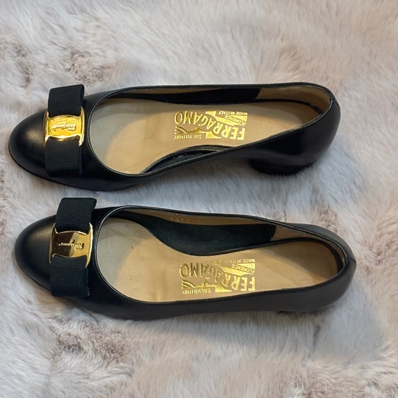 Salvatore Ferragamo Shoes - FERRAGAMO Women’s Vara Leather Pumps Sz 4 B Black/Gold